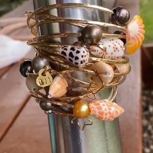 Gold Bangle with seashell